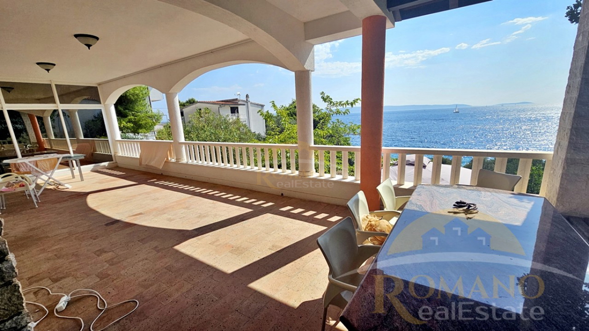 Ekskluzivna hiša prvi vrsti ob morju – Mavarčica, Okrug Gornji – Velik investicijski potencial